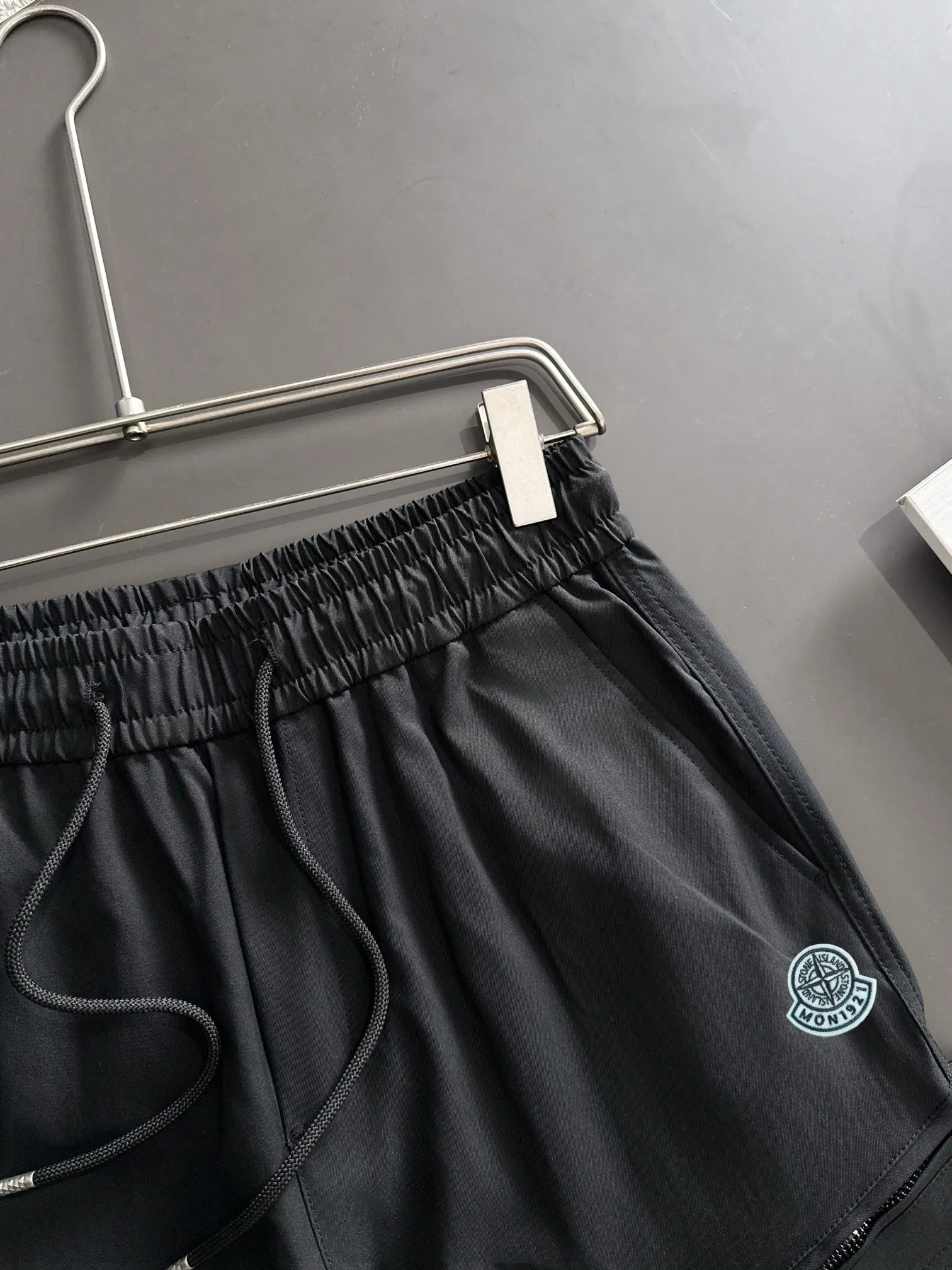 Next day shipping P360 Stone Island 2025 new fall elastic band casual pants and straight pants, medium-thick and thin counter-customized fabrics, breathable, comfortable, high wrinkle resistance, impeccable details, brand element design concept, reflecting high quality. It feels delicate and soft! It presents a casual cut and the upper body shape is great! Size: M-3XL